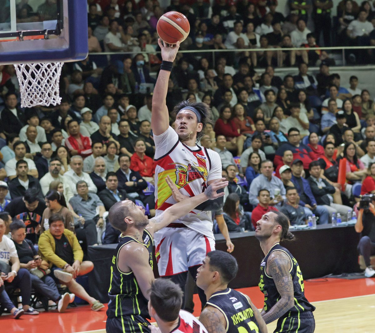 Eyes on bigger prize: Fajardo, Beermen avoiding historic meltdown