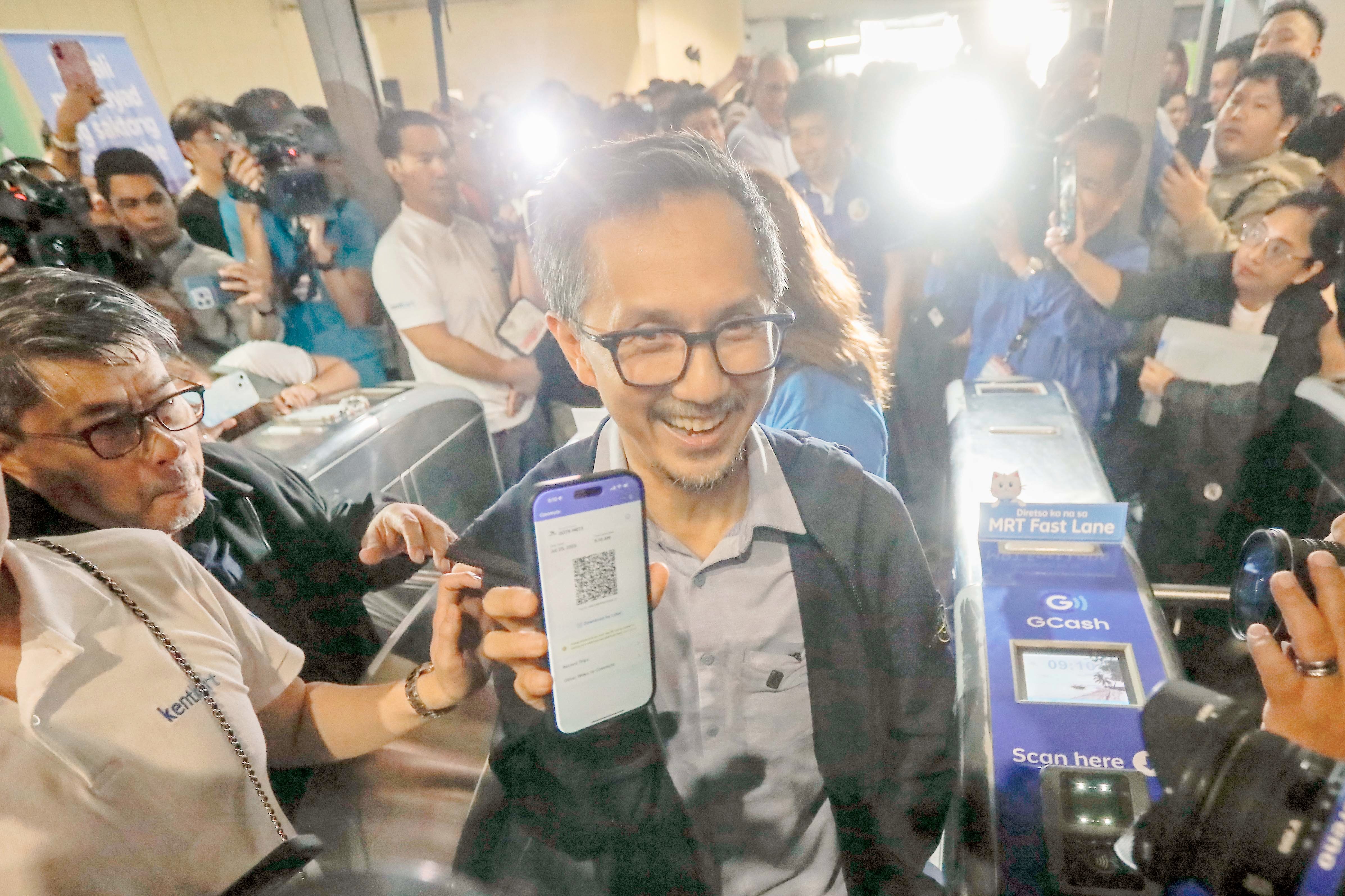 MRT-3 goes cashless fares