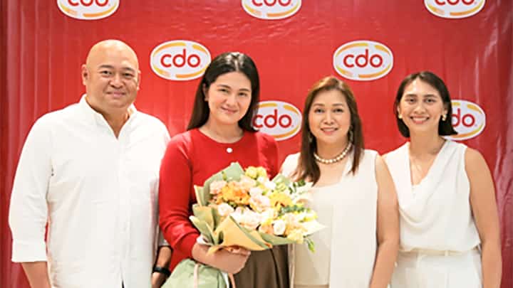 DIMPLES Romana (second from left) poses with CDO’s Ong Family: (From left) Jason Ong, VP for Emerging Businesses, Dr. Charmaine Ong-Castro, SVP, Corporate Purchasing, Treasury and Corporate Governance, and Janna Marie Ong-Santos, Marketing Manager.