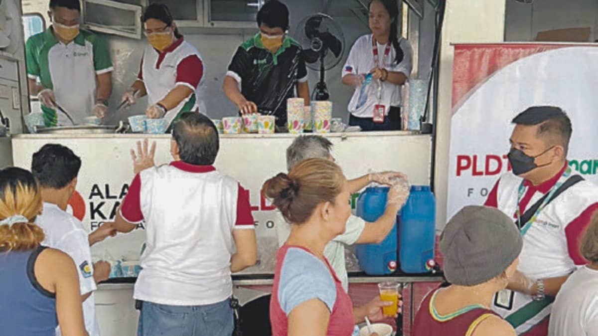 The Alagang Kapatid Foundation Inc. and MVP Group foundations
distributed thousands of relief packs and hot meals to displaced families.