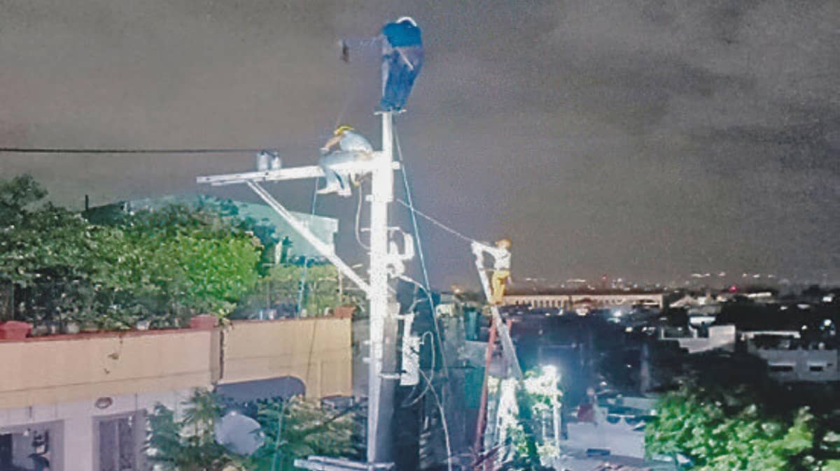 Manila Electric Company linecrews and personnel worked 24/7 to restore
power services to all affected by heavy rains brought about by the southwest
monsoon and typhoons.