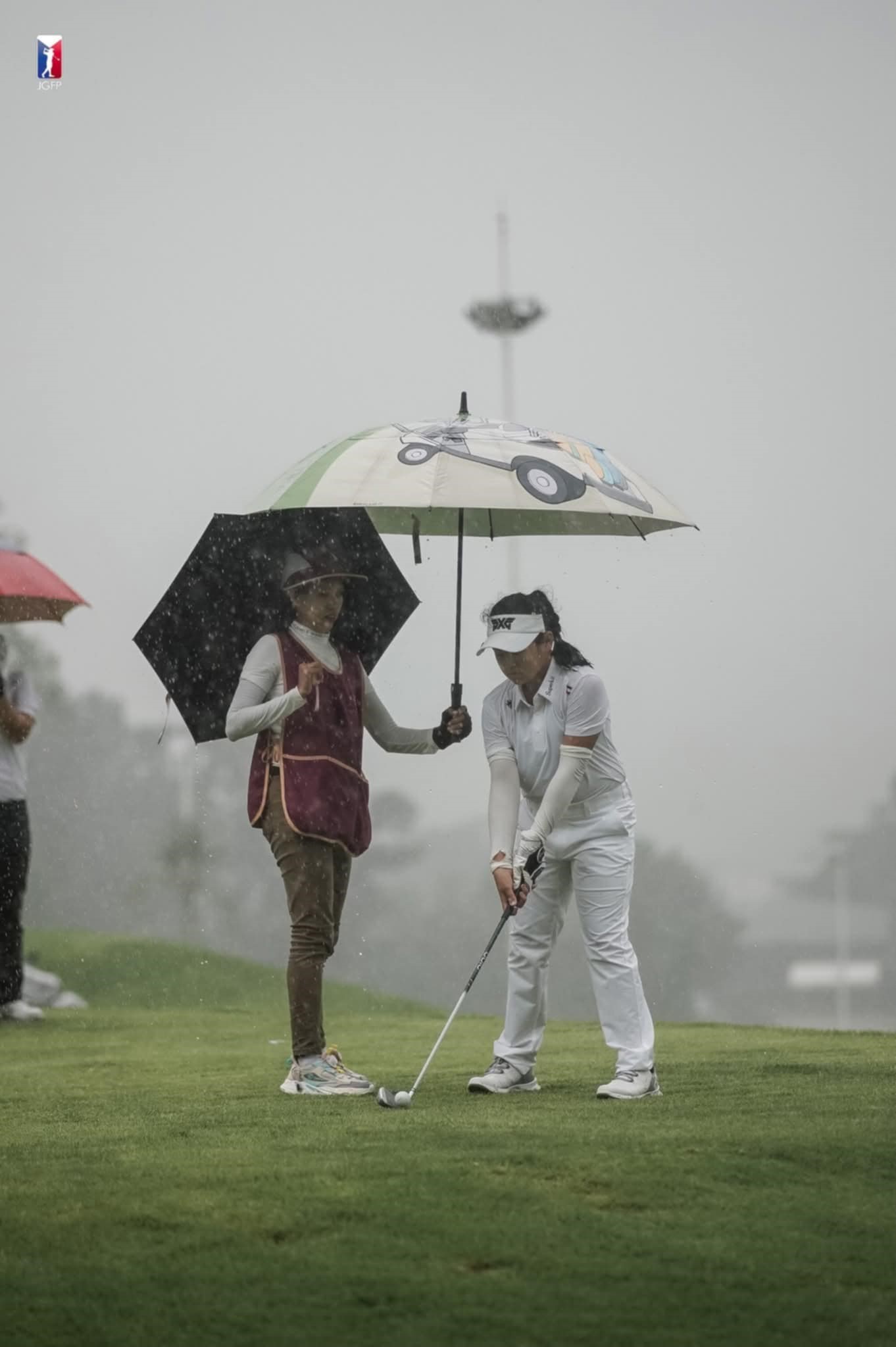 Sun’s out, bags are back: Caddies ready after weeklong washout