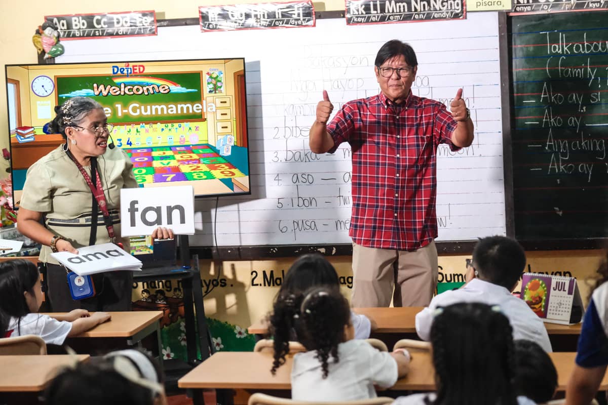 Teacher, teacher The President engages with students at Epifanio delos Santos Elementary School in Malate, Manila, to mark the official opening of the school year, which returns to its traditional June-to-March academic calendar.