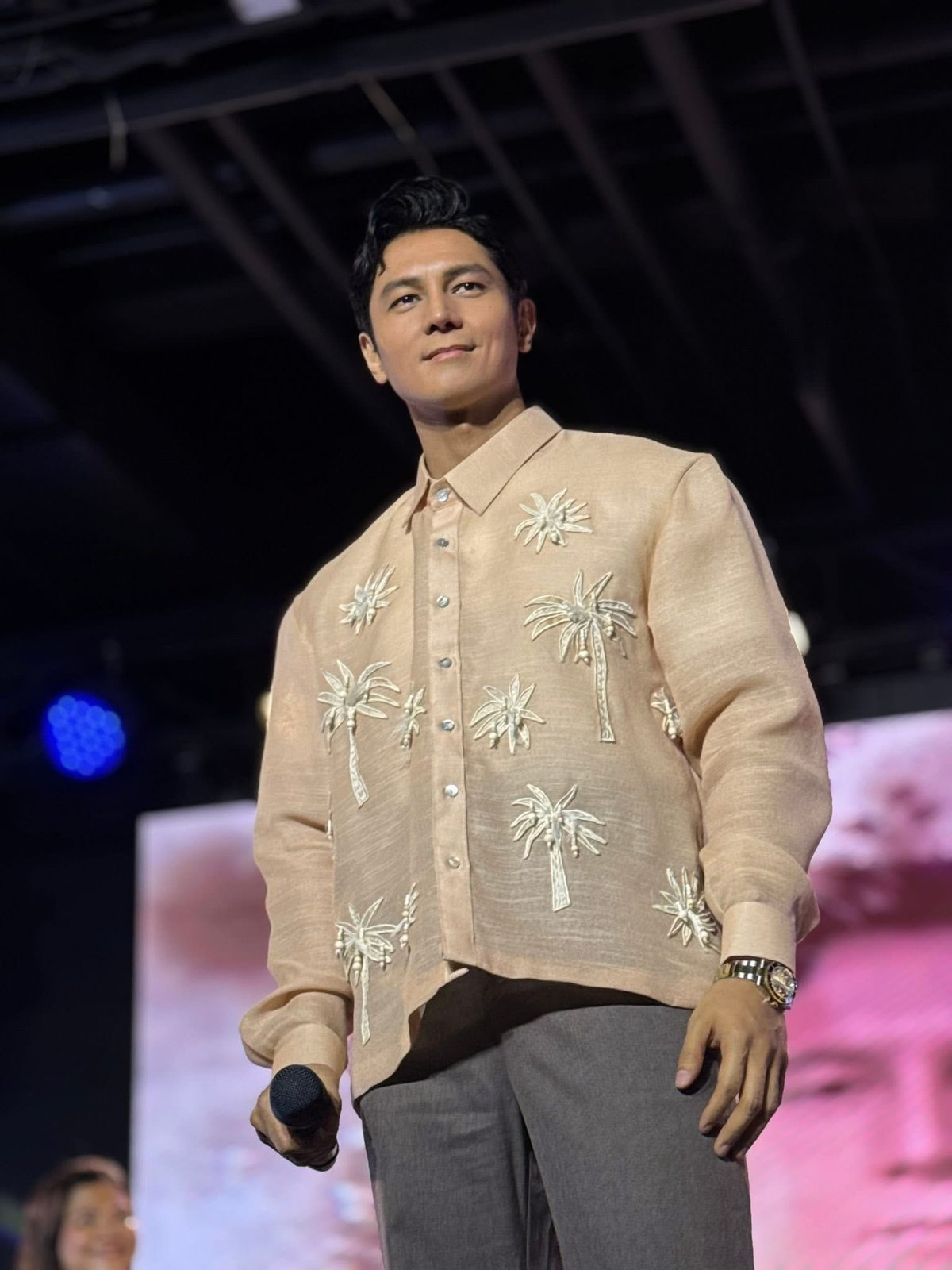 JOSEPH Marco as Leandro Flores.