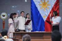 SENATE President Francis ‘Chiz’ Escudero takes his oath as the 20th Congress opens, joined by wife Heart Evangelista-Escudero and their children. Senator Pia Cayetano administered the oath in a ceremony blending duty and devotion.
