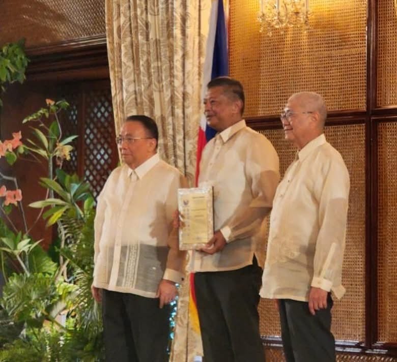 SOJ Remulla (center) and ES Lucas Bersamin (left) pose for a photo opportunity following the country’s removal from the Financial Action Task Force (FATF) Grey List attributed to the DOJ’s Anti-Money Laundering/Countering the Financing of Terrorism (AML/CFT) efforts and reforms.