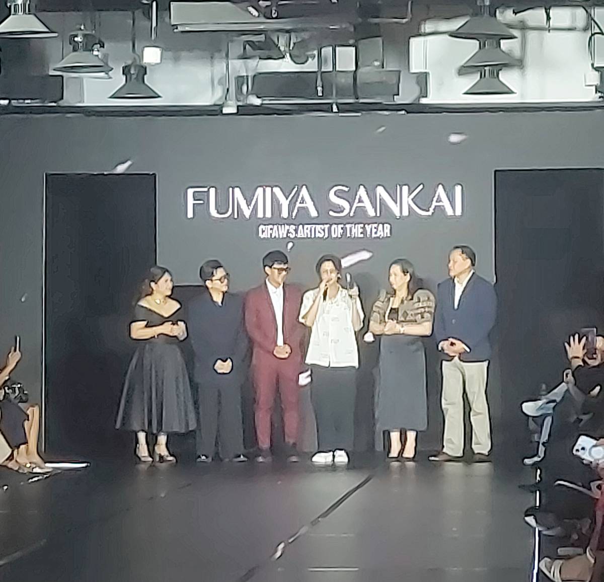 FUMIYA Sankai (center) accepting his Artist of the Year award.