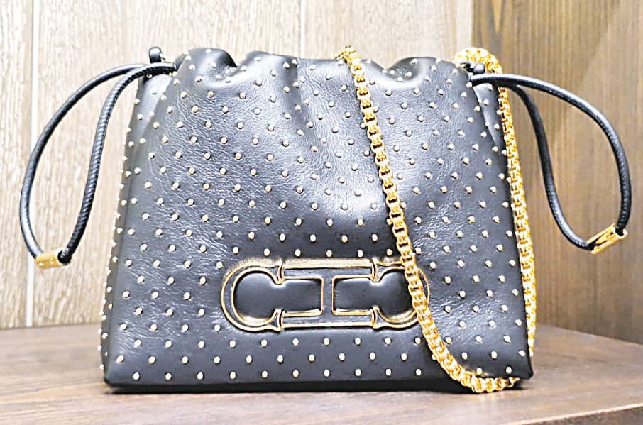 A SPECIALEDITION Carolina Herrera insignia bag was auctioned during the program.