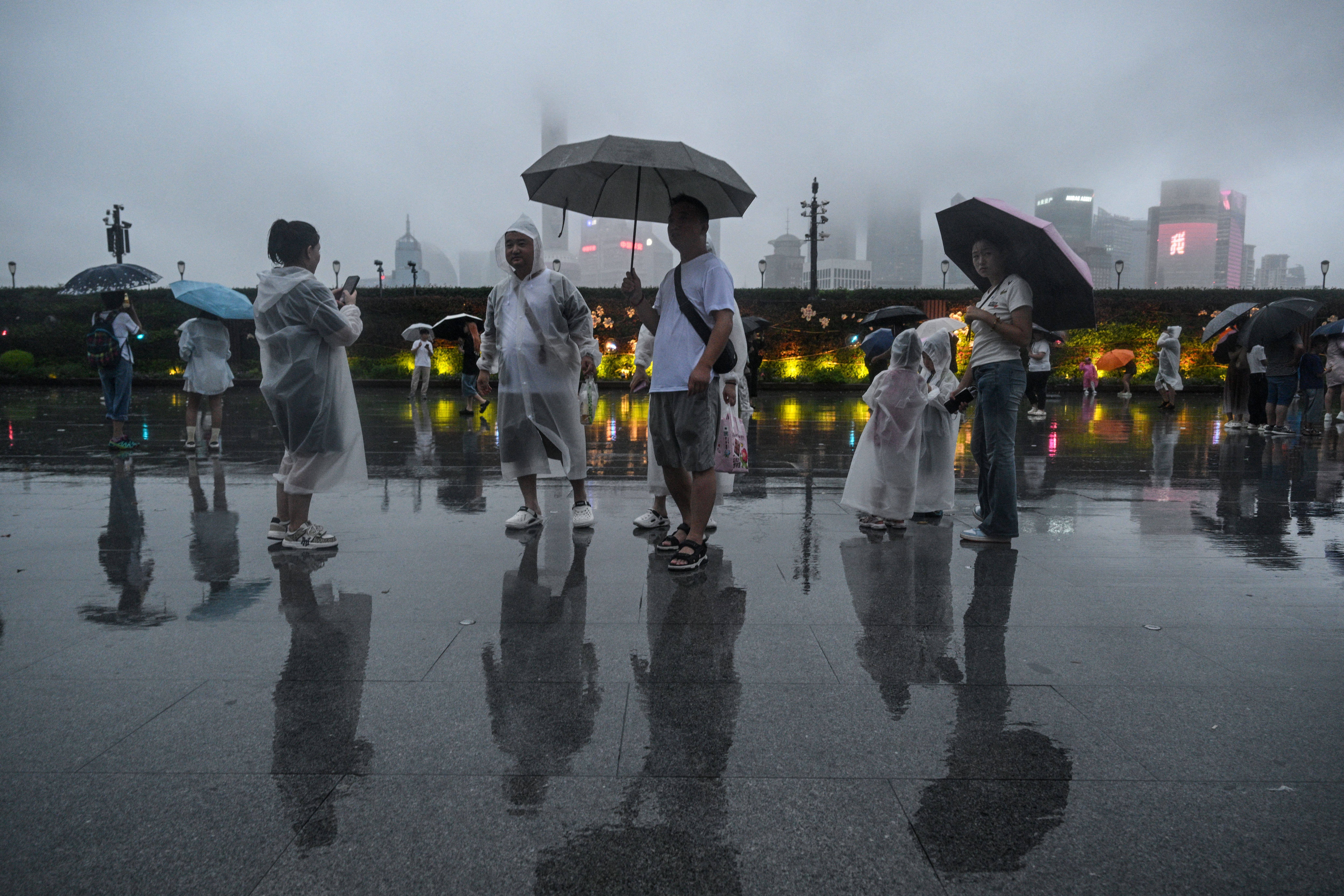 Shanghai evacuates 283,000 people as typhoon nears