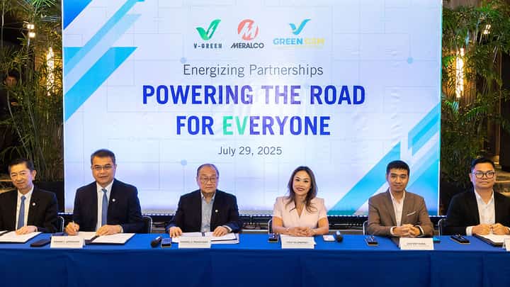 POWERING THE EV FUTURE. Manila Electric Company (Meralco), V-Green Charging Station Development Philippines,
Inc. (V-Green), and Green and Smart Mobility Philippines Inc. (Green GSM Philippines) have inked a memorandum of
understanding (MOU) to advance green mobility and support the Philippine government’s efforts to accelerate the adoption of electric vehicles nationwide. In photo are (L-R) Senior Vice President and Chief Revenue Officer Ferdinand O. Geluz, Meralco Executive Vice President and Chief Operating Officer Ronnie L. Aperocho, Meralco Chairman and Chief Executive Officer Manuel V. Pangilinan, Vingroup JSC Chief Corporate Development and Strategic Finance Officer Thuy Vu Dropsey, V-Green Philippines Chief Executive Officer Luu Viet Hung and Green GSM Philippines Chief Executive Officer Dao Quy Phi.