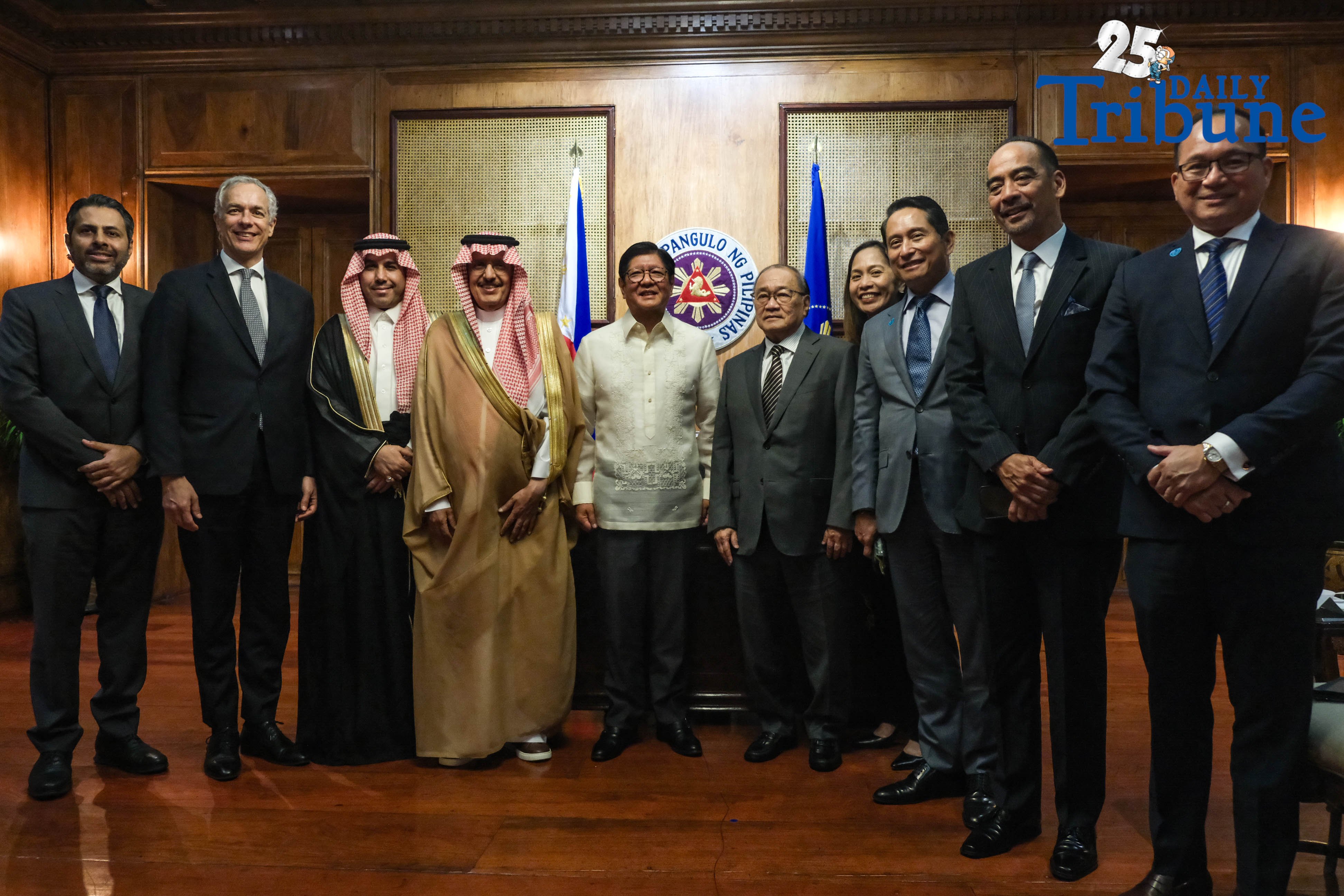 Marcos welcomes MGEN, ACWA Power execs in Malacañang meeting