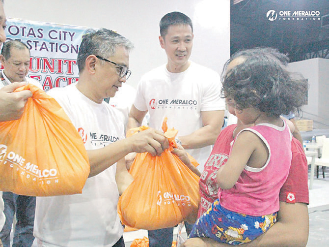 Spread the light. Meralco first vice president and head of Networks Froilan Savet together
with his team — Meralco Networks and the local government of Navotas distributed relief
goods to the residents in Navotas.
