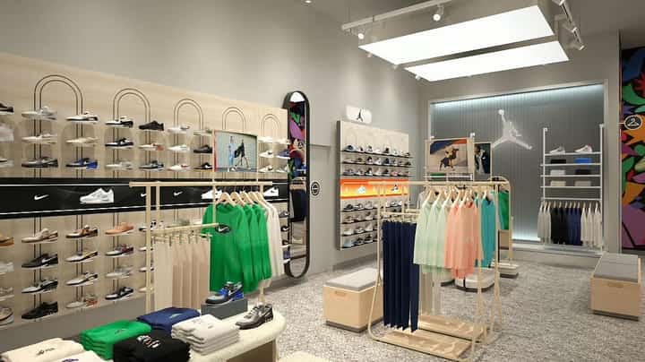 A view of the interior of the ABC-Mart Grand Stage, where leading shoe brands are available.