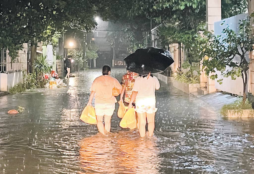 Stronger together. Amid heavy rains and floods, residents in Barangay. Sto. Domingo in Cainta, Rizal were able to receive relief supplies
from One Meralco Foundation during its disaster response initiative in the area.