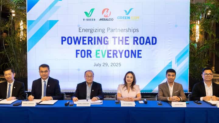 POWERING THE EV FUTURE. Manila Electric Company (Meralco), V-Green Charging Station Development Philippines,
Inc. (V-Green), and Green and Smart Mobility Philippines Inc. (Green GSM Philippines) have inked a memorandum of
understanding (MOU) to advance green mobility and support the Philippine government’s efforts to accelerate the adoption
of electric vehicles nationwide. In photo are (L-R) Senior Vice President and Chief Revenue Officer Ferdinand O. Geluz,
Meralco Executive Vice President and Chief Operating Officer Ronnie L. Aperocho, Meralco Chairman and Chief Executive
Officer Manuel V. Pangilinan, Vingroup JSC Chief Corporate Development and Strategic Finance Officer Thuy Vu Dropsey,
V-Green Philippines Chief Executive Officer Luu Viet Hung and Green GSM Philippines Chief Executive Officer Dao Quy Phi.