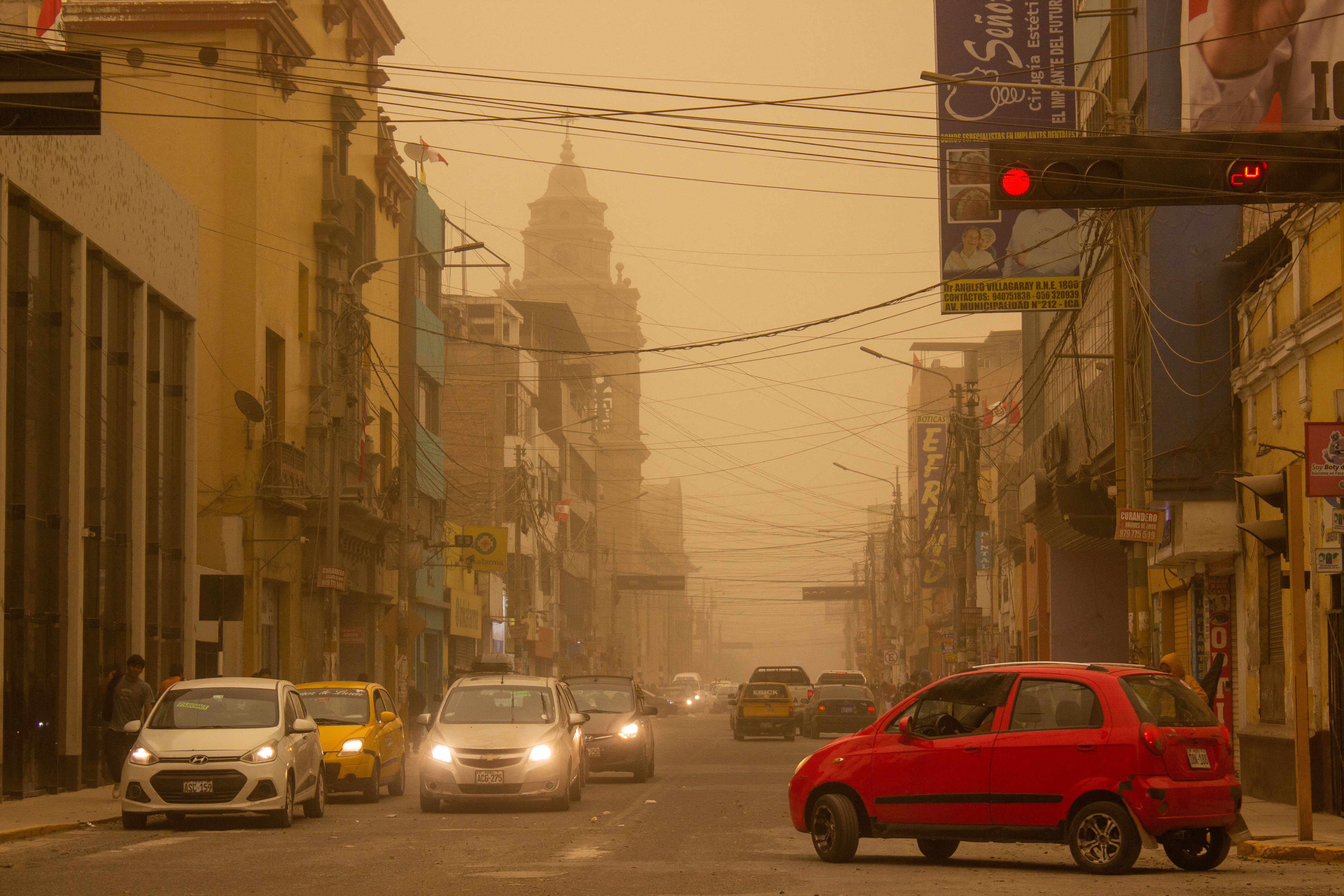 Sand storm sweeps across southern Peru