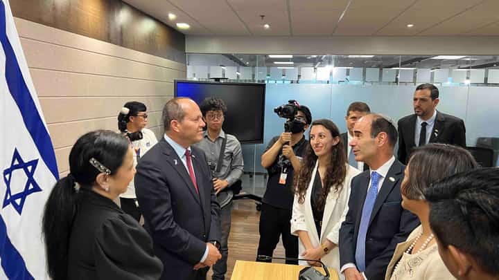 Trade Secretary Cristina Roque talks to the Israeli delegation, including Israeli Minister of Economy and Industry Nir Barkat and Israeli Ambassador Ilan Fluss, for a possible free trade agreement between the Philippines and Israel.
