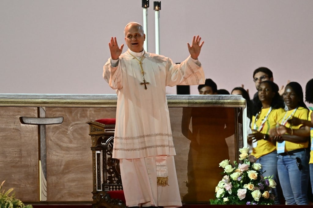 Young Catholics give rock star welcome to Pope Leo at vigil