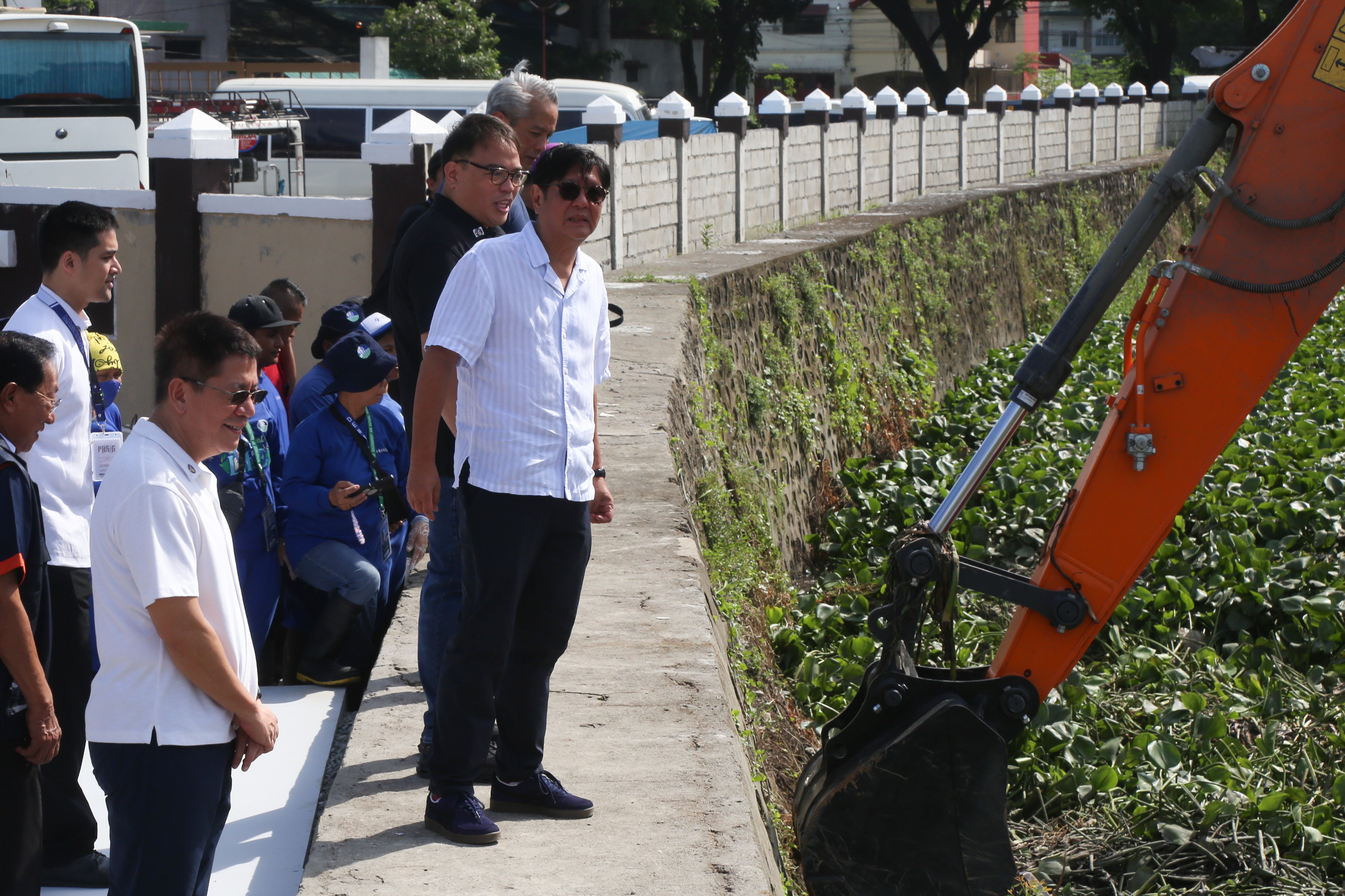 Marcos leads launch of major estero cleanup program in Pasig