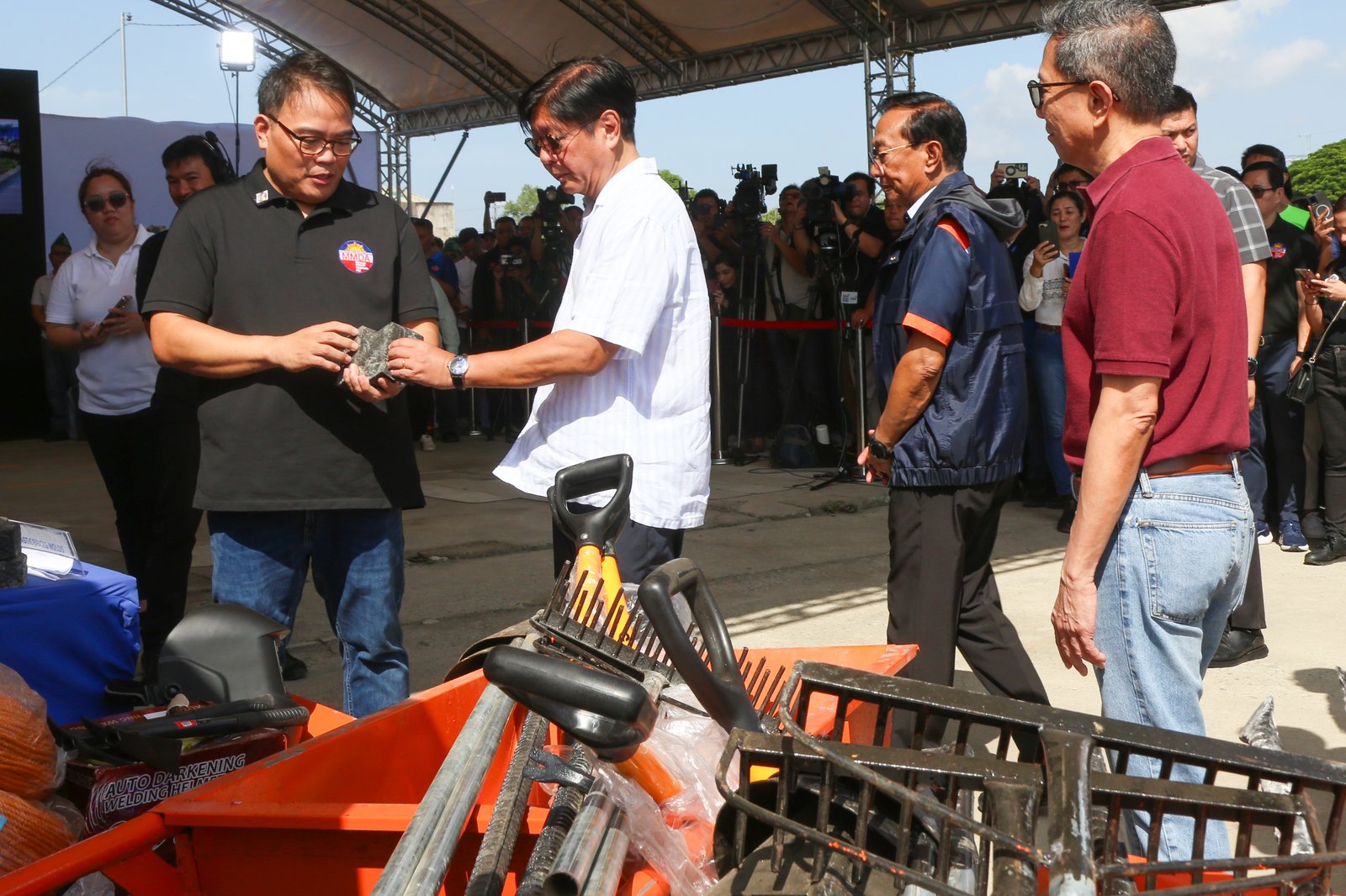 President Ferdinand Marcos Jr. leads the launch of the MMDA’s Bayanihan sa Estero Program at Buli Creek and Ilugin River in Pinagbuhatan, Pasig, on the morning of 2 August 2025.
The program aims to intensify cleanup and maintenance of Metro Manila’s drainage systems, many of which are heavily silted and clogged with solid waste, contributing to localized flooding during the rainy season.