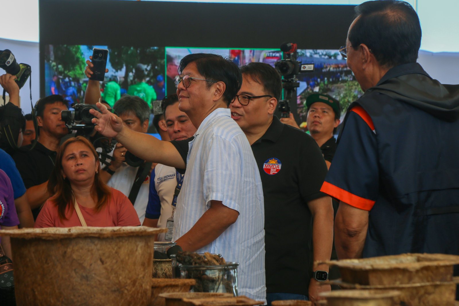 President Ferdinand Marcos Jr. leads the launch of the MMDA’s Bayanihan sa Estero Program at Buli Creek and Ilugin River in Pinagbuhatan, Pasig, on the morning of 2 August 2025.
The program aims to intensify cleanup and maintenance of Metro Manila’s drainage systems, many of which are heavily silted and clogged with solid waste, contributing to localized flooding during the rainy season.