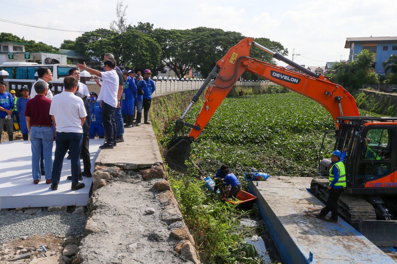 President Ferdinand Marcos Jr. leads the launch of the MMDA’s Bayanihan sa Estero Program at Buli Creek and Ilugin River in Pinagbuhatan, Pasig, on the morning of 2 August 2025.
The program aims to intensify cleanup and maintenance of Metro Manila’s drainage systems, many of which are heavily silted and clogged with solid waste, contributing to localized flooding during the rainy season.