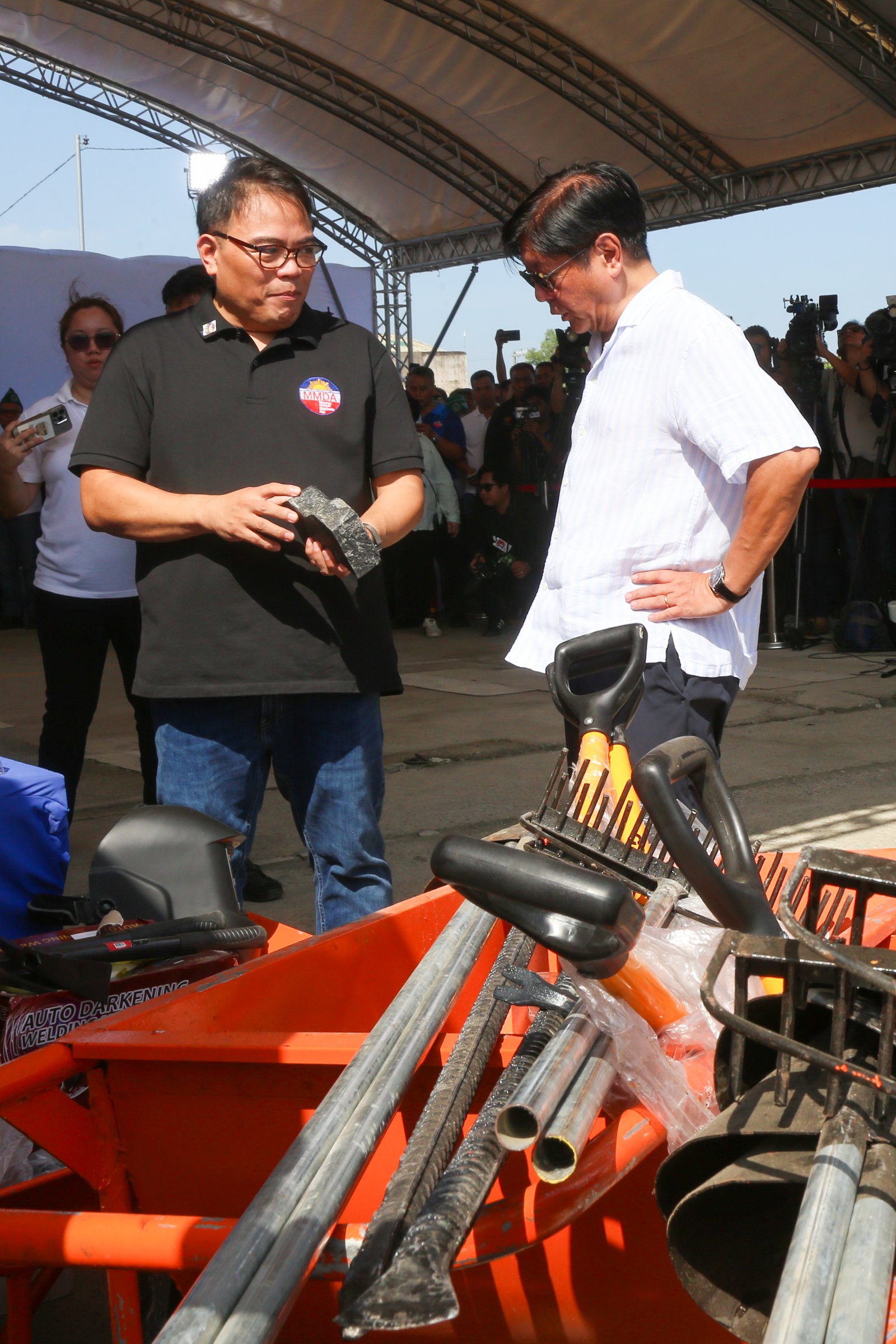 President Ferdinand Marcos Jr. leads the launch of the MMDA’s Bayanihan sa Estero Program at Buli Creek and Ilugin River in Pinagbuhatan, Pasig, on the morning of 2 August 2025.
The program aims to intensify cleanup and maintenance of Metro Manila’s drainage systems, many of which are heavily silted and clogged with solid waste, contributing to localized flooding during the rainy season.