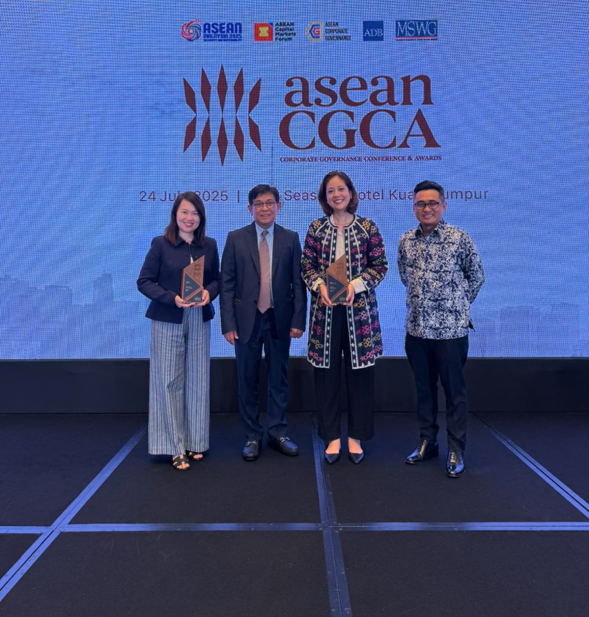 Globe's chief compliance officer and  senior vice president for Legal and Compliance Marisalve Ciocson-Co (left) and assistant corporate secretary and Globe’s head of Corporate Services Nina Mikaela Sarmiento-Tacandong (second from right), together with Securities Exchange Commission  Chairperson Francis Edralin Lim and SEC Commissioner Mcjill Bryant Fernandez, receive the award at the 2025 ASEAN Corporate Governance Conference and Awards in Kuala Lumpur, Malaysia.