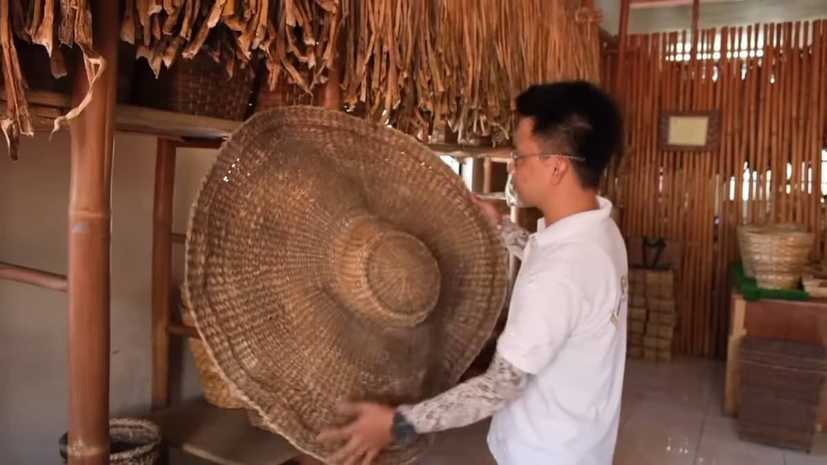 JHAYR Mendoza, head weaver and trainor at the Villar Arts and Crafts, shows the various handicrafts that can be created using dried waterlily stalks.