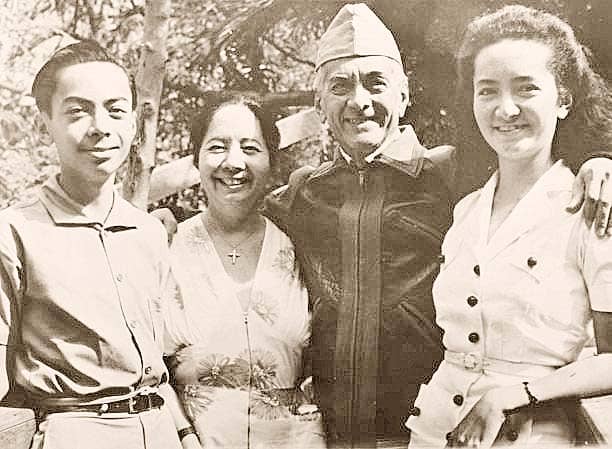 The President stands with his son, Manuel Jr. (left), his wife, Doña Aurora (second from left), and his daughter, Maria (right).