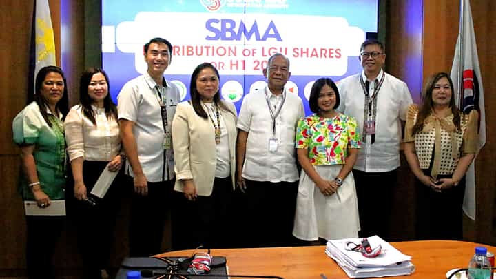 SBMA Chairman and Administrator Eduardo Jose L. Aliño (4th from right) poses for a souvenir photo after the distribution rites for the LGU revenue shares with (left to right) Castillejos representative for Mayor Jeffrey Khonghun, Subic representative for Mayor Jonathan Khonghun, Olongapo City Mayor Rolen Paulino, Jr., Hermosa Mayor Anne Inton, Morong Mayor Leila Muñoz, San Antonio Mayor Arvin Antipolo, and Dinalupihan representative for Mayor German Santos, Jr.