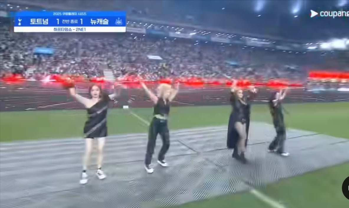 2NE1 lights up Seoul Stadium