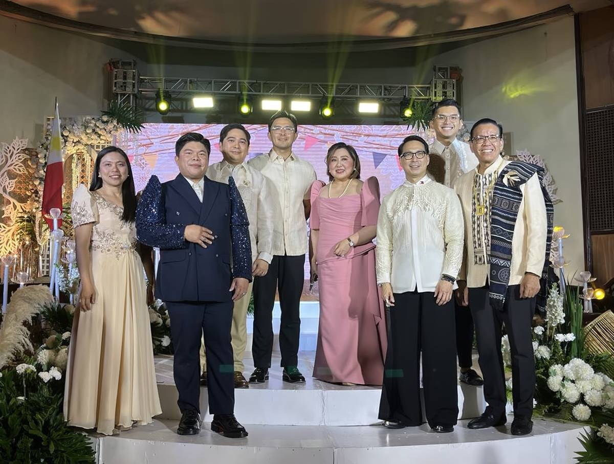 The award recipients with Bulacan officials.