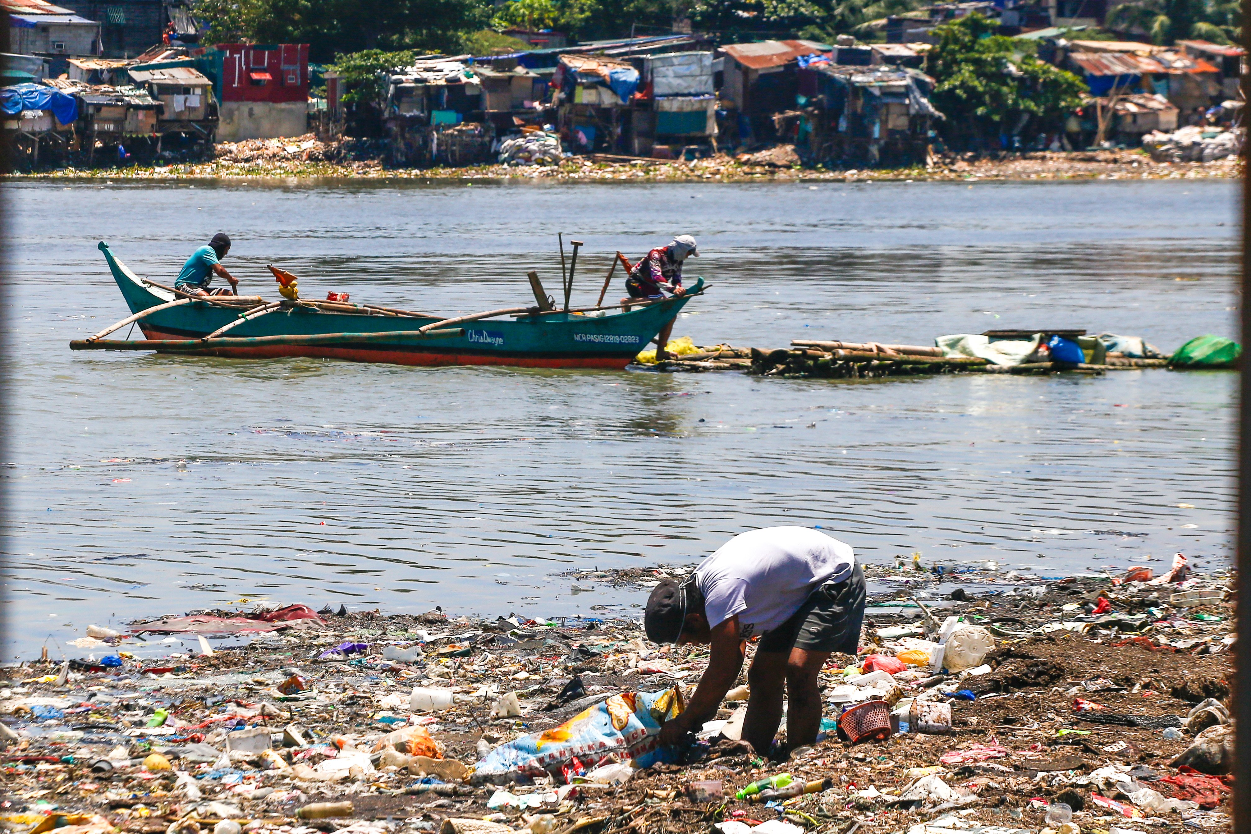 Nearly 49% of Filipinos rate themselves poor — SWS