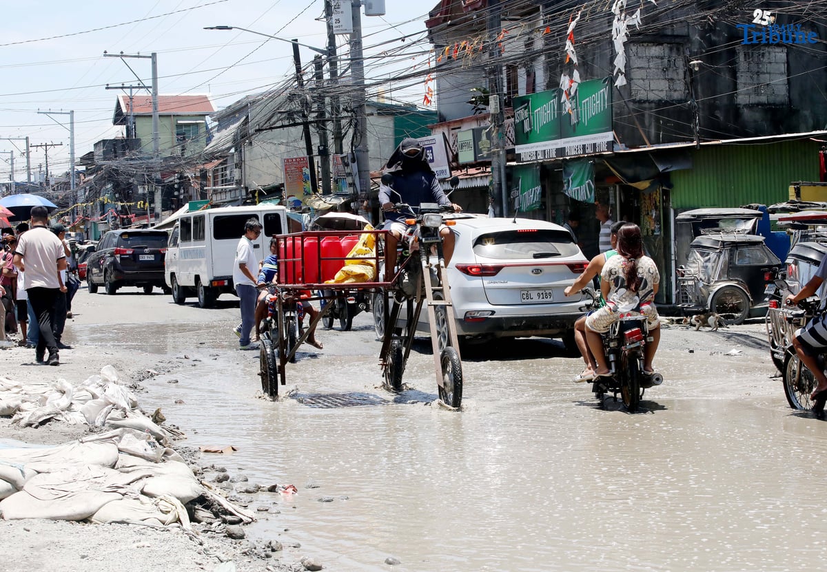 Improvised bike braves Pampanga floodwaters