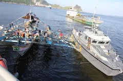 Navy rescues immobilized fishing boat