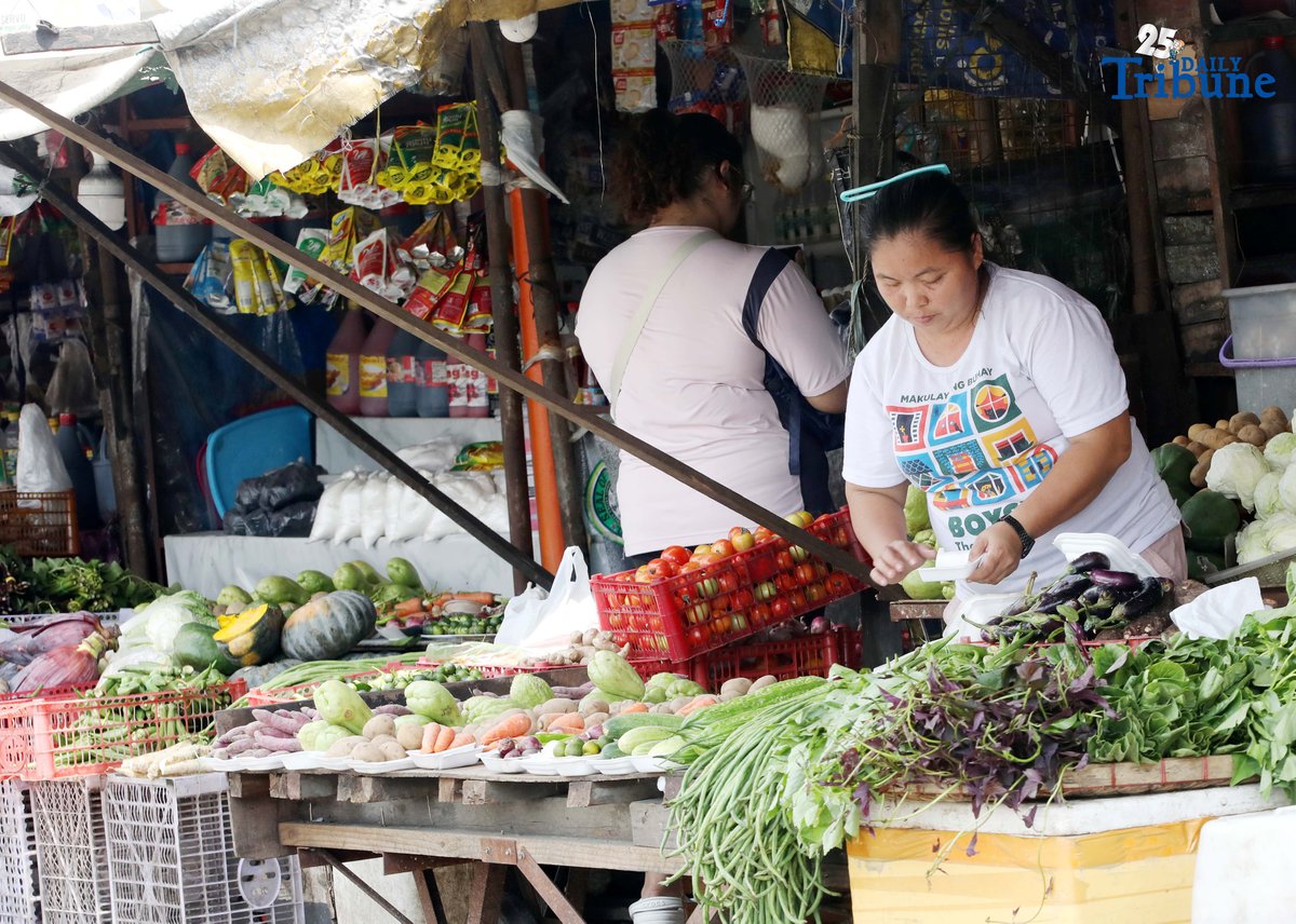 Vendors arrange their goods at Tandang Sora Market in Quezon City on Tuesday. The Philippine Statistics Authority reported that inflation eased to 0.9 percent in July, down from 1.4 percent in June. This brought the year-to-date average inflation to 1.7 percent.