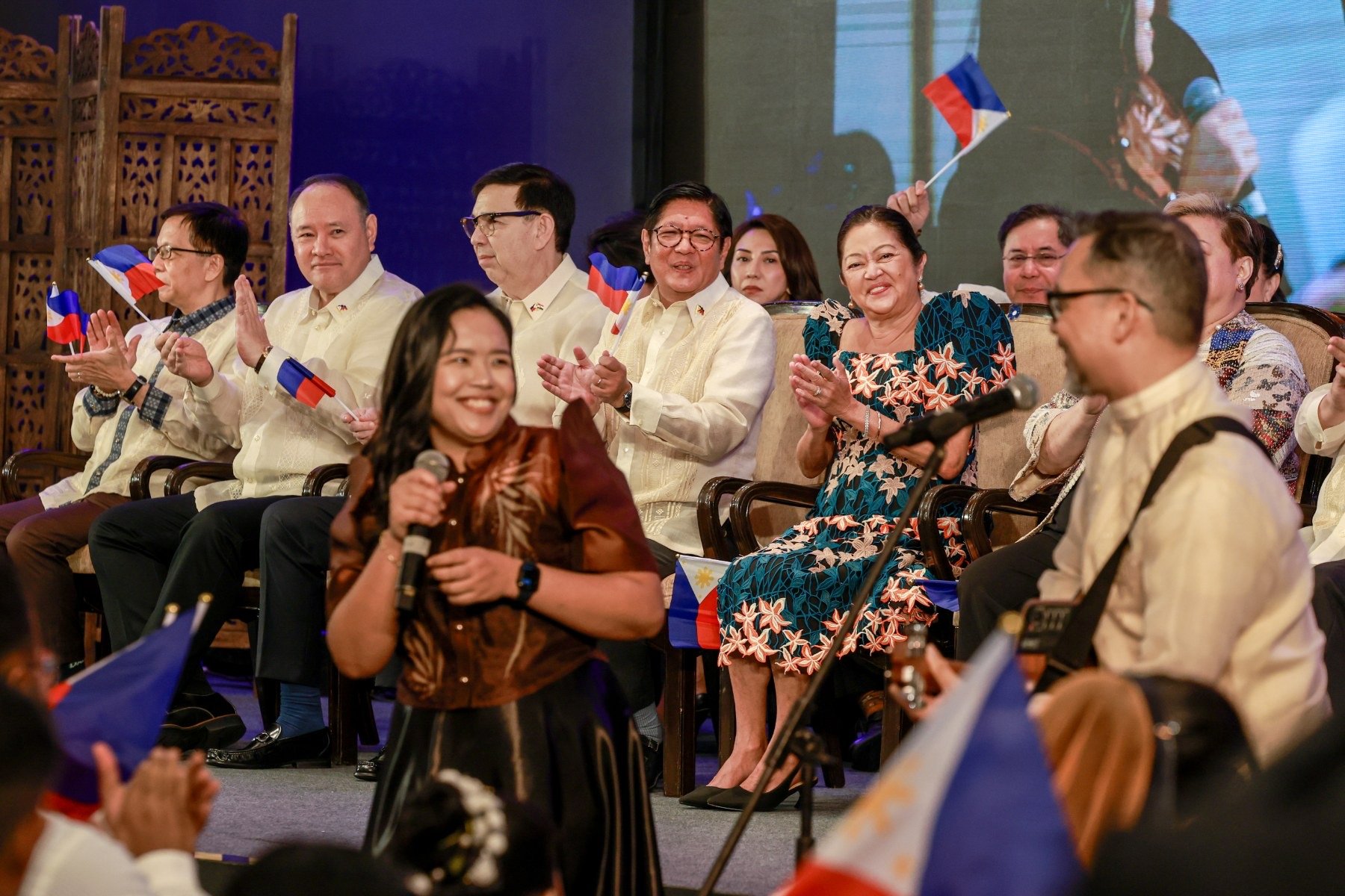 ‘Karaoke diplomacy’: Phl officials serenade Pinoys in India