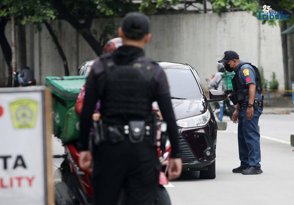 Quezon City Police District (QCPD) Station 10 personnel conduct a checkpoint along NIA Road, Quezon City, on Wednesday, August 6, 2025, as part of the Philippine National Police’s “Plan Sita” anti-criminality operations. According to the QCPD, crime volume in the city dropped by at least 25 percent in the past three months, with 394 recorded incidents from April 21 to July 20, compared to 526 during the same period last year.