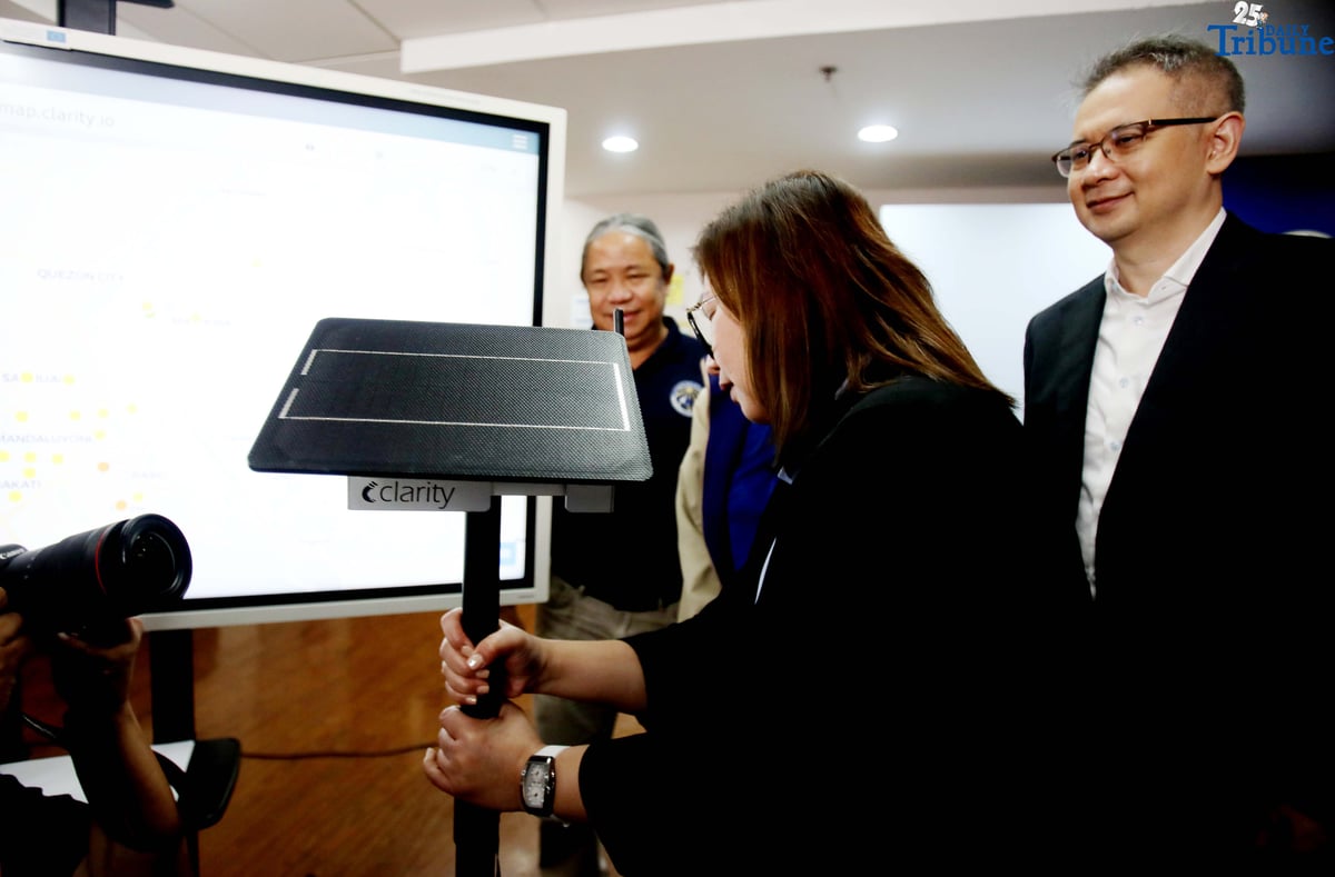 Clarity Movement Regional Account Manager for Southeast Asia and Oceania Engr. Ethel Garcia, together with Dr. James Bernard B. Simpas of the Manila Observatory, Dr. Annelle Raphayette Chua of ACRI and ASMPH, and Joseph Benjamin Ilagan of the Ateneo BUILD Lab, showcases the Clarity Movement Air Quality Monitoring System during the forum “The Urgent Case for Clean Air: Why Real-Time Data Could Save Lives,” held at Ateneo de Manila University in Quezon City on Wednesday, August 6, 2025. The group called on LGUs, businesses, schools, and civic groups to support data-driven, cross-sector efforts to improve air quality and protect public health.