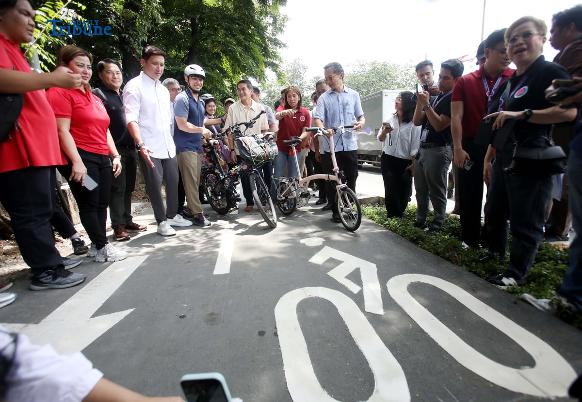 Department of Budget and Management (DBM) Secretary Amenah Pangandaman, DOTr Secretary Vince Dizon, Quezon City Vice Mayor Gian Sotto, and Rep. Franz Pumaren inspect active transport projects along Elliptical Road in Quezon City on Thursday, August 7, 2025.
The inspection covered upgraded bike lanes, improved sidewalks, and the construction of PUV stops—all part of efforts to enhance commuter safety and promote sustainable mobility in the city.