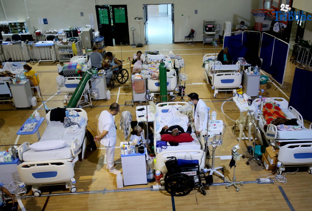 Doctors and nurses attend to a leptospirosis patient at the National Kidney and Transplant Institute (NKTI) in Quezon City on Friday, August 8, 2025. The NKTI reported a rise in leptospirosis admissions amid heavy rains and flooding across Metro Manila. The Department of Health has urged the public to avoid wading through floodwaters and to seek early medical consultation if symptoms appear.