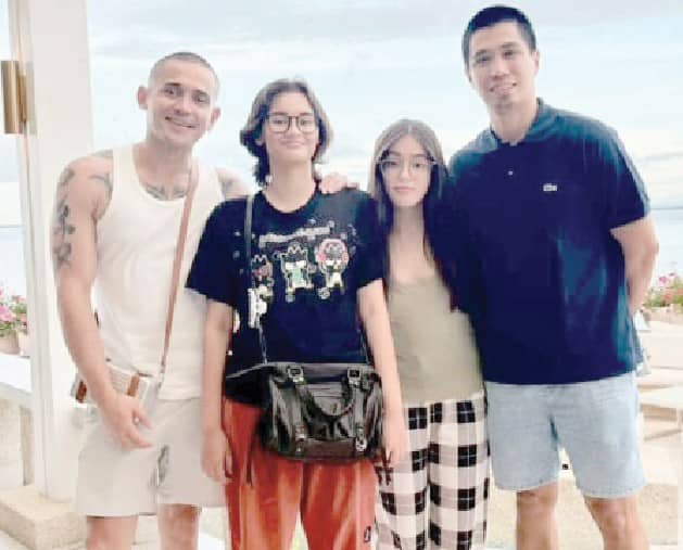 PAOLO Contis with his daughters and John Cabahug.