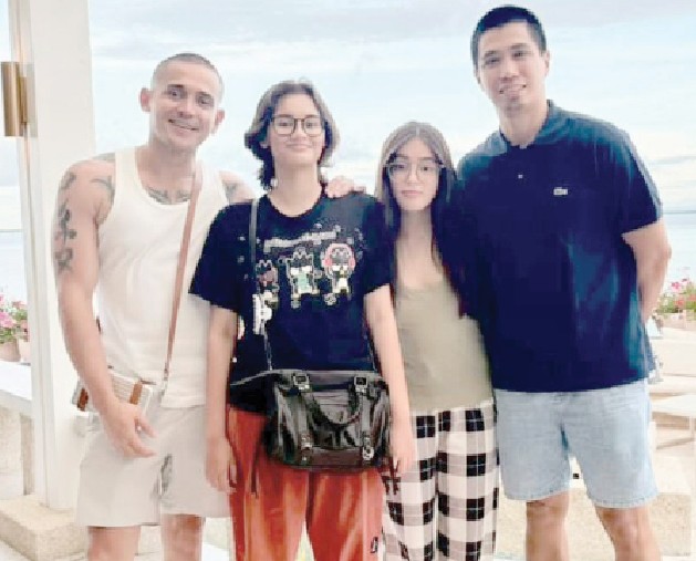PAOLO Contis with his daughters and John Cabahug.