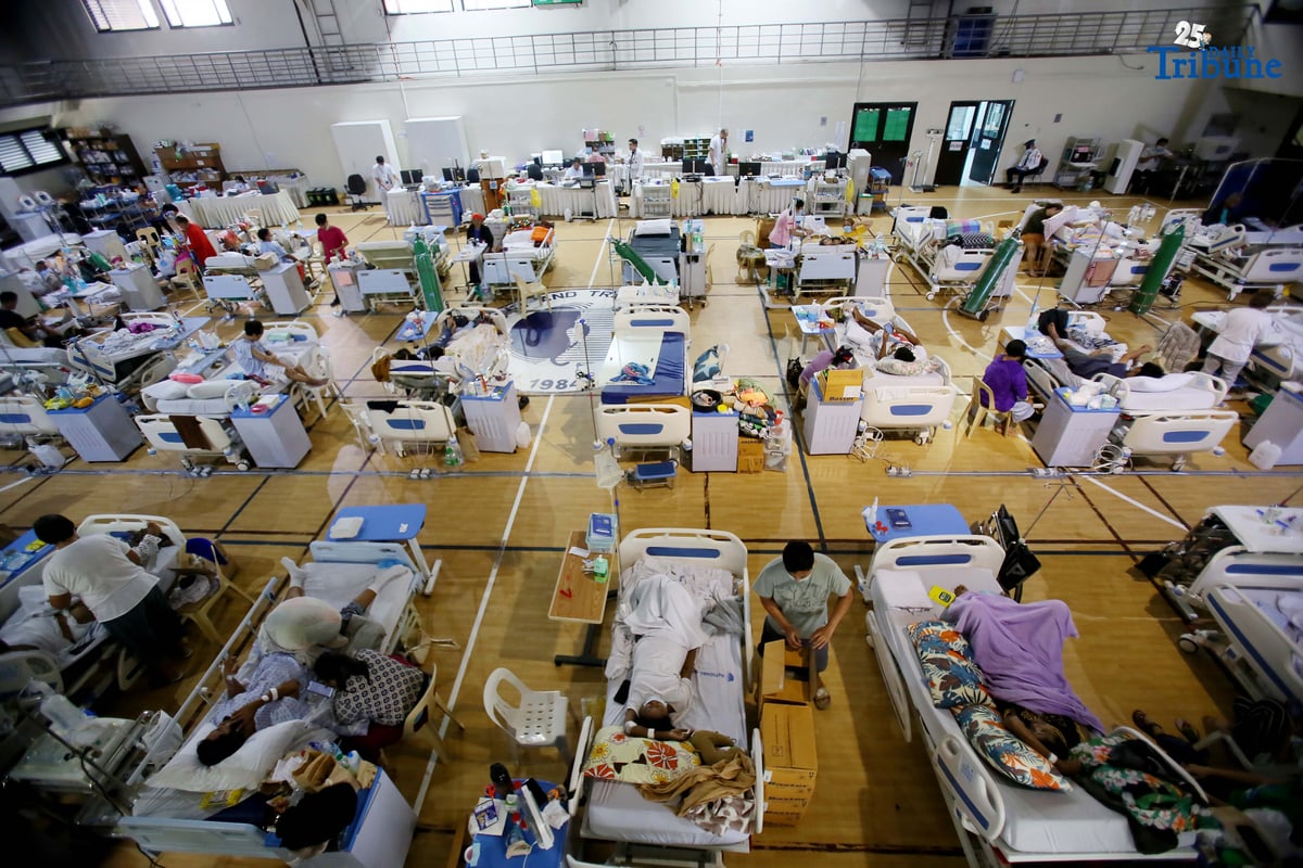 Doctors and nurses attend to a leptospirosis patient at the National Kidney and Transplant Institute (NKTI) in Quezon City on Friday, August 8, 2025. The NKTI reported a rise in leptospirosis admissions amid heavy rains and flooding across Metro Manila. The Department of Health has urged the public to avoid wading through floodwaters and to seek early medical consultation if symptoms appear.
