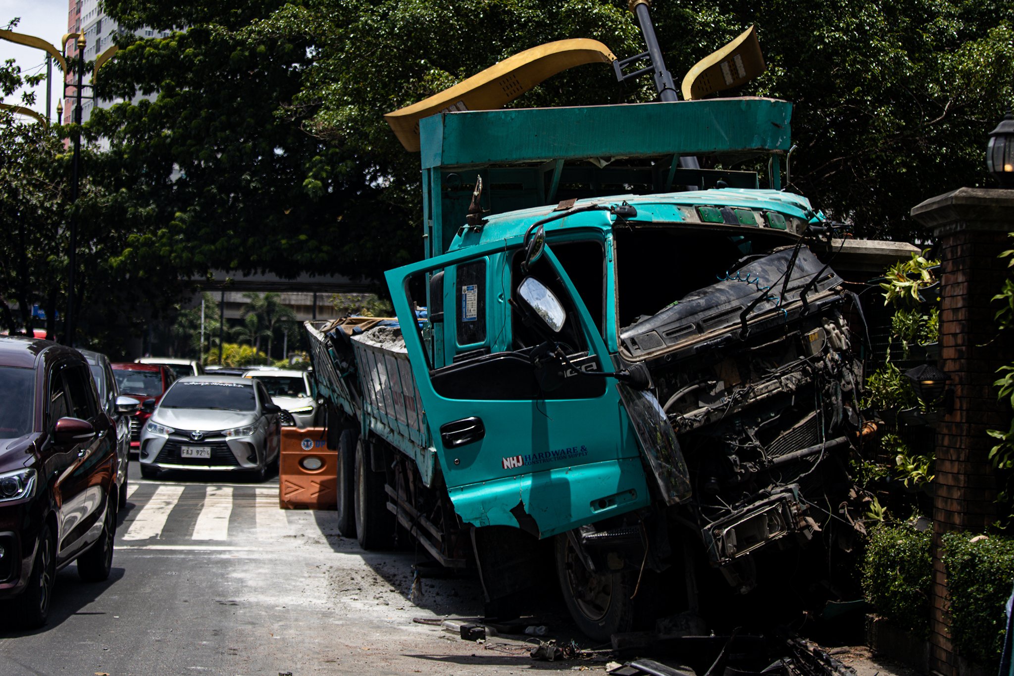 Truck crash near Manila Hidden Garden causes temporary traffic