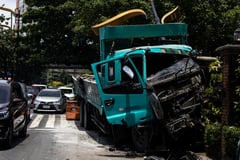 Truck crash near Manila Hidden Garden causes temporary traffic