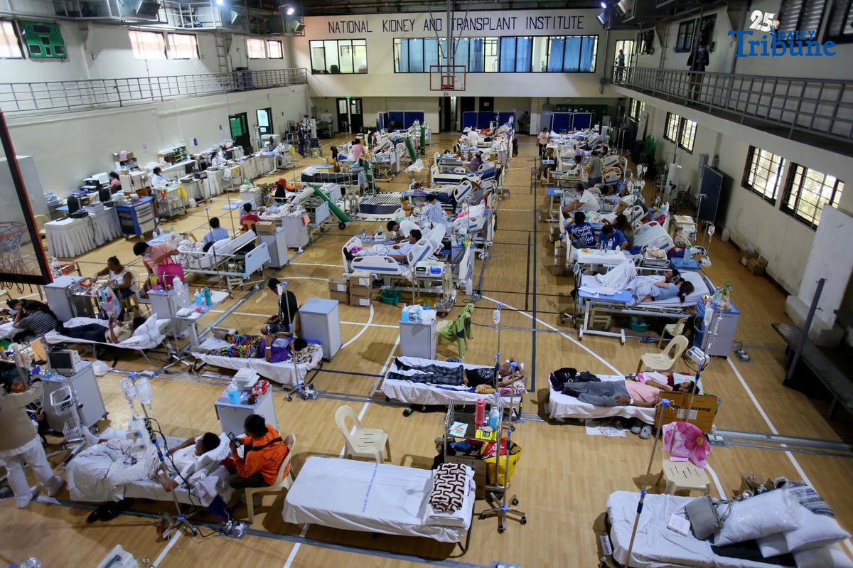 Doctors and nurses attend to a leptospirosis patient at the National Kidney and Transplant Institute (NKTI) in Quezon City on Friday, August 8, 2025. The NKTI reported a rise in leptospirosis admissions amid heavy rains and flooding across Metro Manila. The Department of Health has urged the public to avoid wading through floodwaters and to seek early medical consultation if symptoms appear.