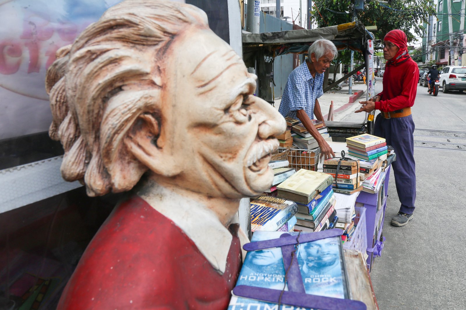 Hernando “Mang Nanie” Guanlao welcomes visitors to his home-turned-library along Balagtas Street in Makati City on Book Lovers Day (August 9, 2025). For more than 20 years, Mang Nanie has opened the doors of his ancestral home to anyone who loves reading, drawing book enthusiasts from Makati to as far as Mindanao.