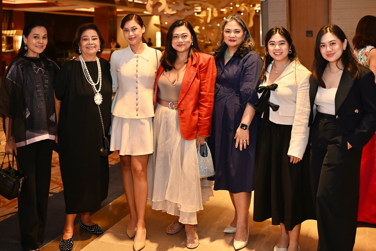 Rhoda, Petchie Beltran, Jacqui Dizon, Candy Dizon, Ginny Dizon, Cerise Dizon and Gillian Dizon.